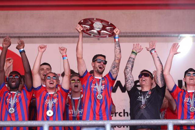 Tim Kleindienst lifts the 2. Bundesliga trophy with Heidenheim in 2023