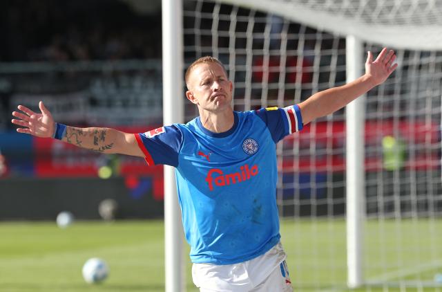 Kiel captain Lewis Holtby.