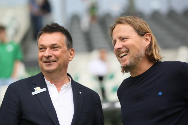 Mainz sporting CEO Christian Heidel shares a laugh with head-coach Bo Henriksen.