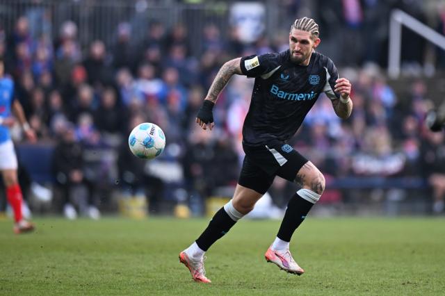 Robert Andrich runs with the ball against Holstein Kiel.