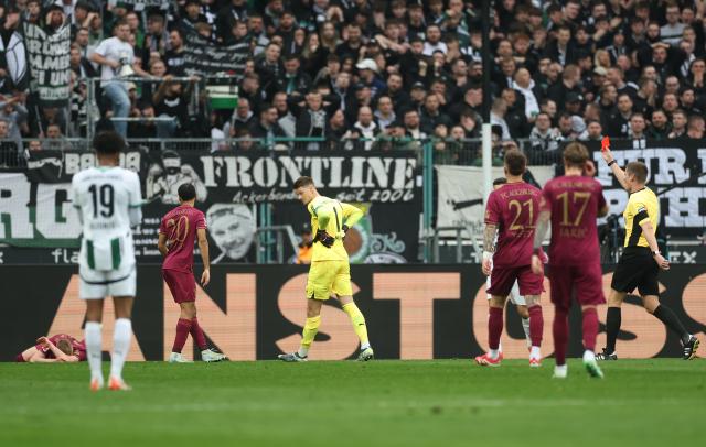 Jonas Omlin was sent off against Augsburg.