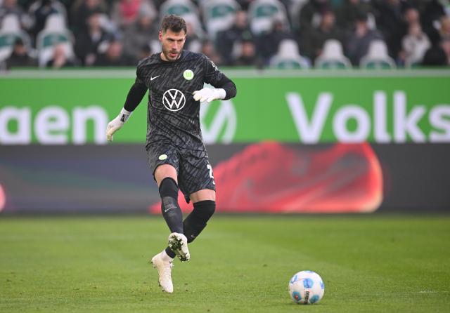 Marius Müller attempts a pass in Wolfsburg's match with Bayer Leverkusen on 8. February 2025.