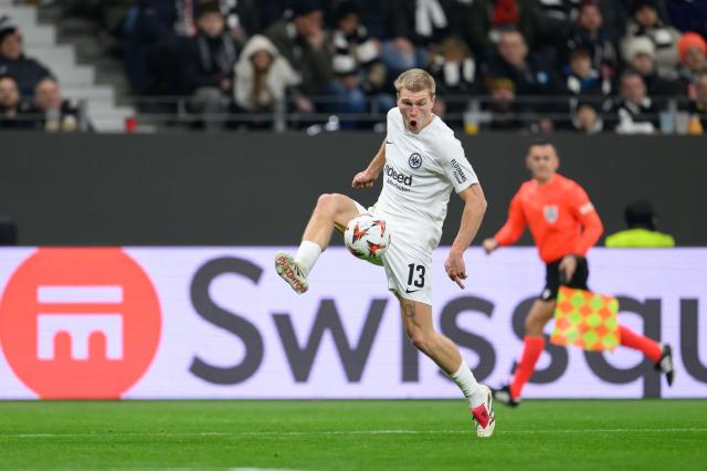 Rasmus Kristensen controlls the ball for Eintracht Frankfurt against Ferencvárosi TC in Europa League action, 23. January 2025.