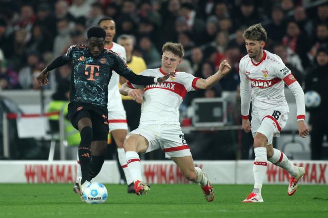 Finn Jeltsch challenges Bayern's Alphonso Davies