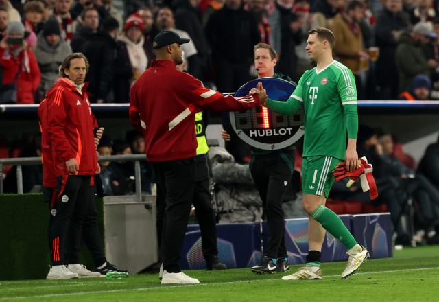 Manuel Neuer being substituted off after an injury in the game against Leverkusen.