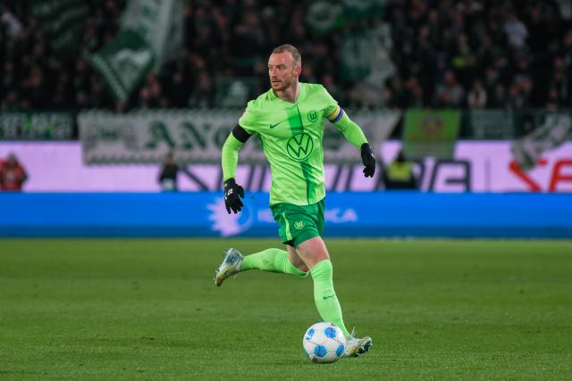 Maximilian Arnold runs the ball for VfL Wolfsburg against Borussia Dortmund, 22. December 2024.