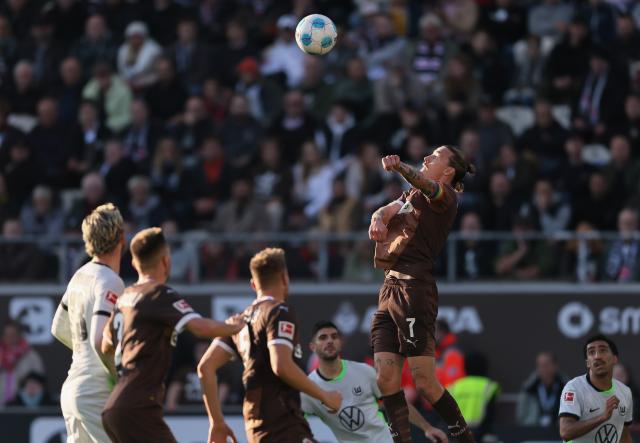 Jackson Irvine attempts a header during the St. Pauli - Wolfsburg match, 26th October 2024.