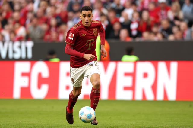 Bayern München's Jamal Musiala runs with the ball during the club's match against VfL Bochum.