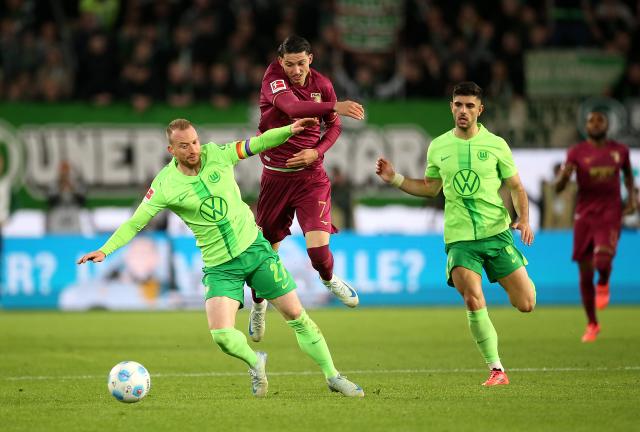 Augsburg's Yusuf Kabadayi and Wolfsburg's Maximilian Arnold contest for possession, 2. November 2024.