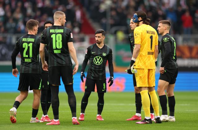 Kamil Grabara, with the rest of the Wolfsburg starting eleven, prior to facing FC Augsburg, 15. March 2025.