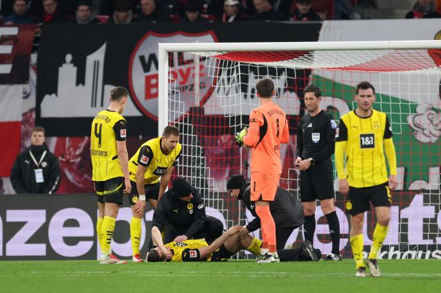 Dortmund's Marcel Sabitzer goes down with a knee injury against RB Leipzig, 15. March 2025.